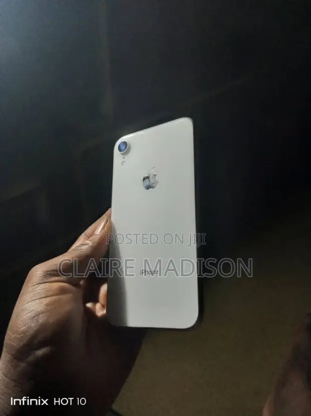 Apple iPhone XR 64GB White - 1