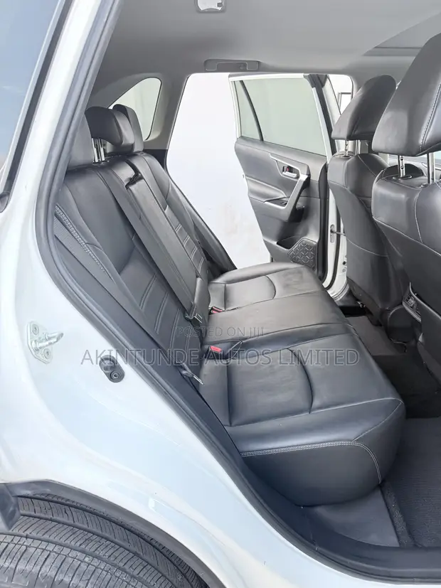 2019 Toyota RAV4 XLE FWD White - 1