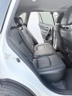 2019 Toyota RAV4 XLE FWD White