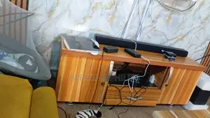 Ingantaccen Katako Mai Karko na TV tare da Aljihu da Kwalara