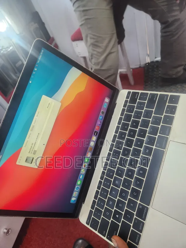 Apple MacBook 8GB RAM 256GB SSD - 1