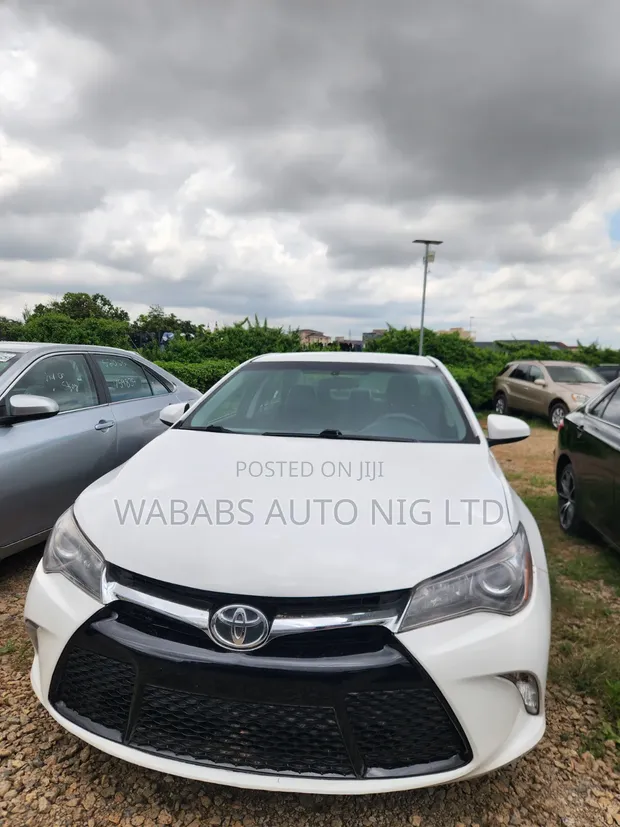 2015 Toyota Camry SE Sedan - White - 1