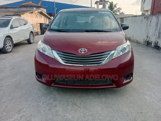 2014 Toyota Sienna LE 7-Passenger AWD Minivan - 1
