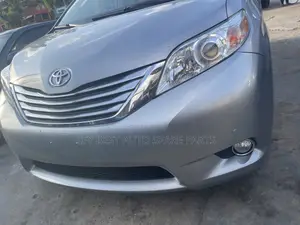 2012 Toyota Sienna XLE 7-Fitar da Zama - Silver