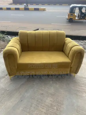 Kujerar Salon Mai Launin Yellow da Hannun Katako