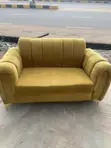 Kujerar Salon Mai Launin Yellow da Hannun Katako - 2