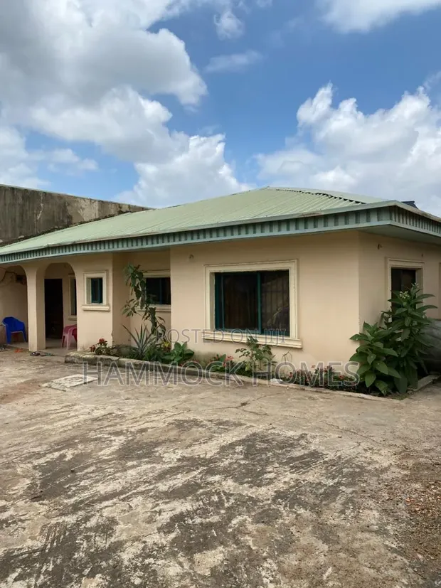 3-Bedroom Bungalow with 3 Shops in Unity Estate, Akobo - 1