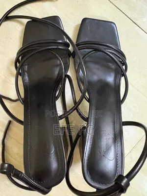 Shein Takalmi na Mata na Stiletto na Hannun Kafa (Baki)
