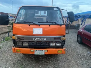 Toyota Dyna 2010 Orange