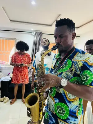 Kwararren Saxophonist don Bikin a Lagos