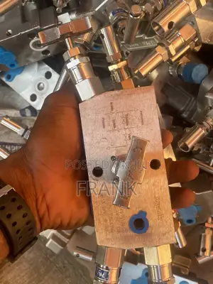 Hy-Lok 5-Valve Manifold 316 Stainless Steel