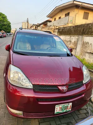 Toyota Sienna XLE Limited Minivan ta 2005