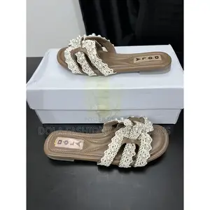 Takalmi Flat Slide na Mata masu Hannun Jaka da Farar Lu'u-lu'u