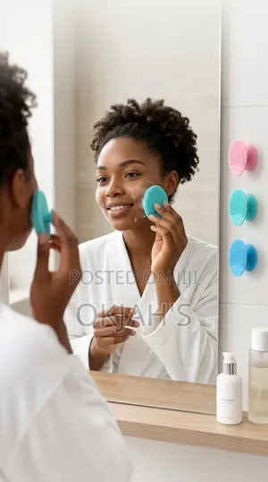 Stick-to-Wall Face Cleansing Brush