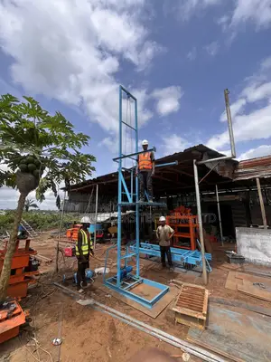 Steel Builders 18m Electric Concrete Lifter