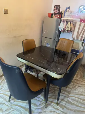 Table Center Mai Zama 4 Mai Kyau da Sama da Marmara