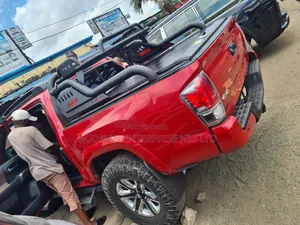 Toyota Tacoma Manual Rolling Boot Cover tare da Off-Road Bar