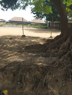 Filin 1000sqm na Gudanarwa da Ayyuka don Siyarwa a Karu