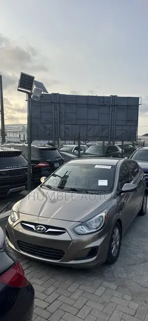 2012 Hyundai Accent SE Automatic Hatchback