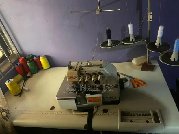 Four-Thread Industrial Weaving Machine - 1
