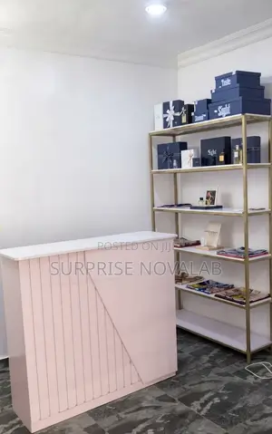 Iron Shelves da Receptionist Table Console