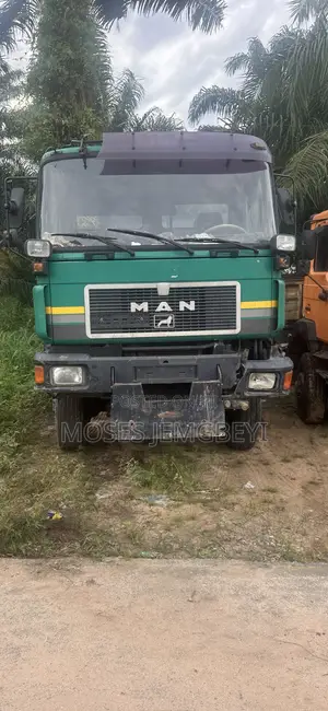 MAN Six Tire Tipper Truck (2000)