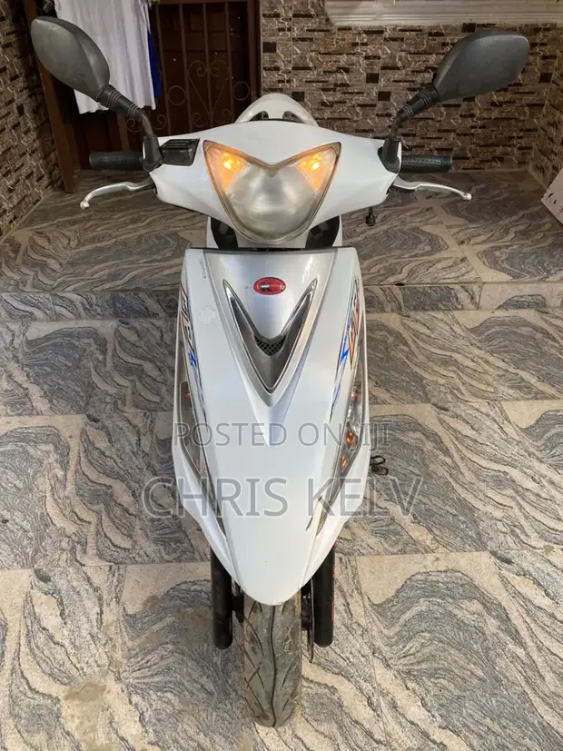 Kymco Agility 125 Scooter 2023 White - 1