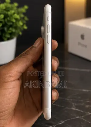 Apple iPhone XR 64GB White