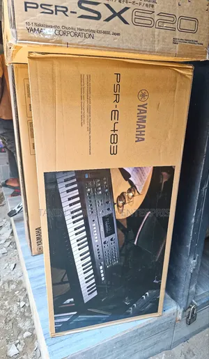 Yamaha PSR-E483 61-Key Mai Girma Mai Sensitif na Digital Keyboard