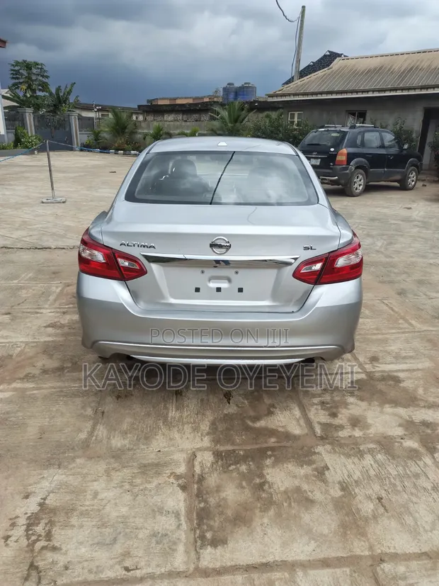 Nissan Altima 2017 Silver - 1