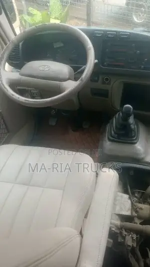 Toyota Coaster 2017 Bus - Zinariya