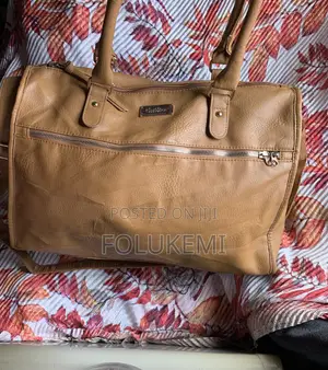 Ingantacciyar Jakar Hannu ta Akube Ta Fata - Brown