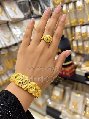 Macbecca's Zoben Zinare da Sauran Hannu