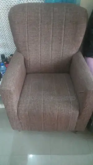 Stylish Brown Accent Chair - Elegant & Comfortable