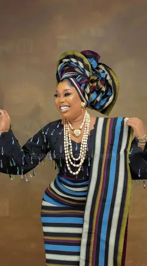 Doguwar Riga ta Aso-Oke da Ado na Crystal da Sequins