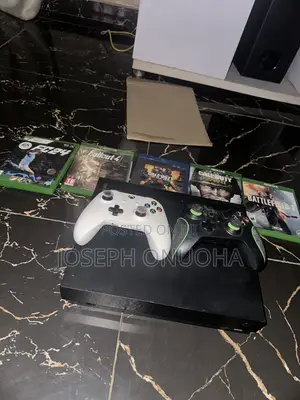 Xbox One X tare da Kwamfuta 2 da Wasanni 5