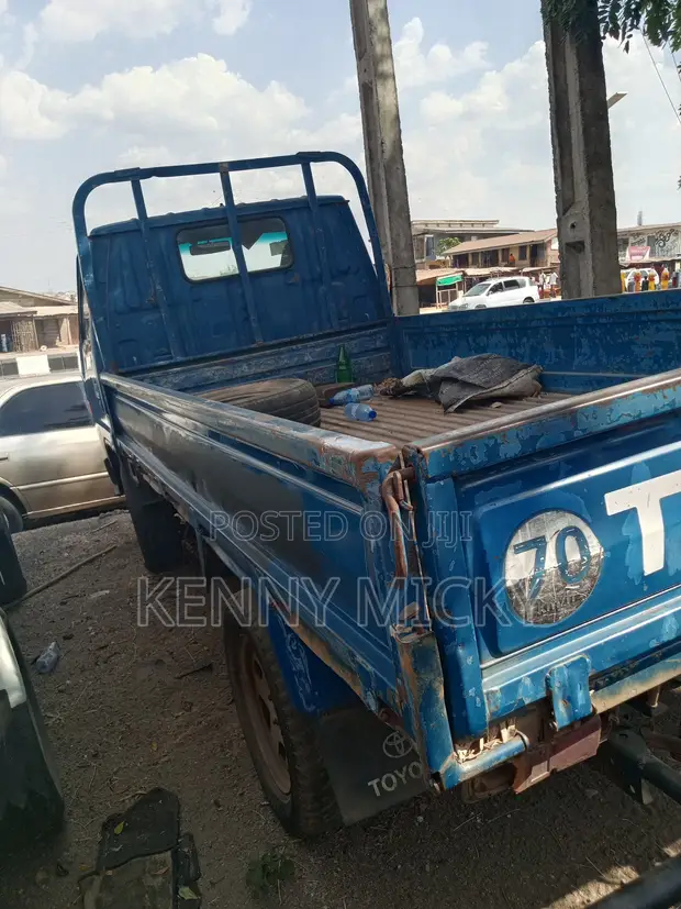 Toyota Dyna Karamin Truck - 1