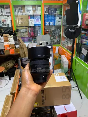 Nikon AF-S NIKKOR 85mm f/1.8G Portrait Lens