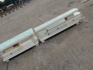 Tashar TV Mai Girma da Kujerar Tsakiya da Aka Shigo Da Ita Daga Marmara