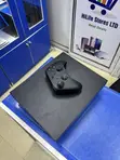 Xbox One X 1TB da Aka Yi Amfani Da Shi tare da Controller - 2