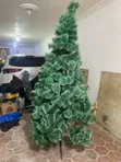 Bishiyar Kirsimeti Ta Pine Mai Launi 10ft Tare Da 'Ya'yan Itace & Kayan Kawa - 1
