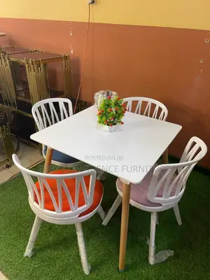 Sabon Wooden Top Restaurant Table da Ingantattun kujerun zane