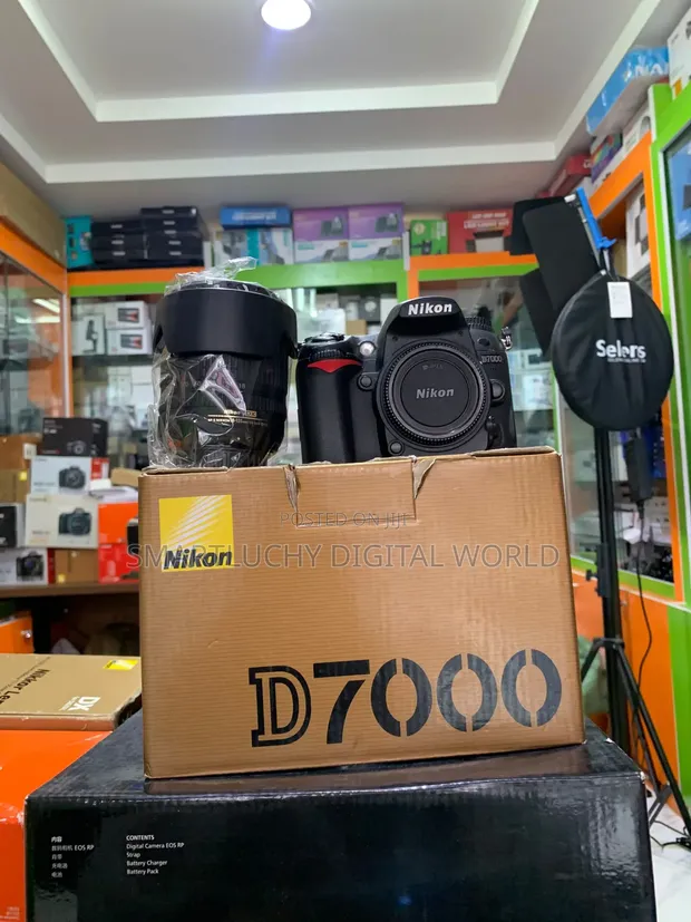Nikon D7000 DSLR Camera tare da 18-105mm Lens Kit - 1
