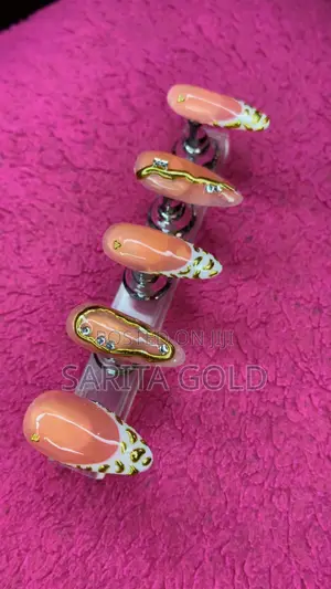 SaritaGold Press on Nails
