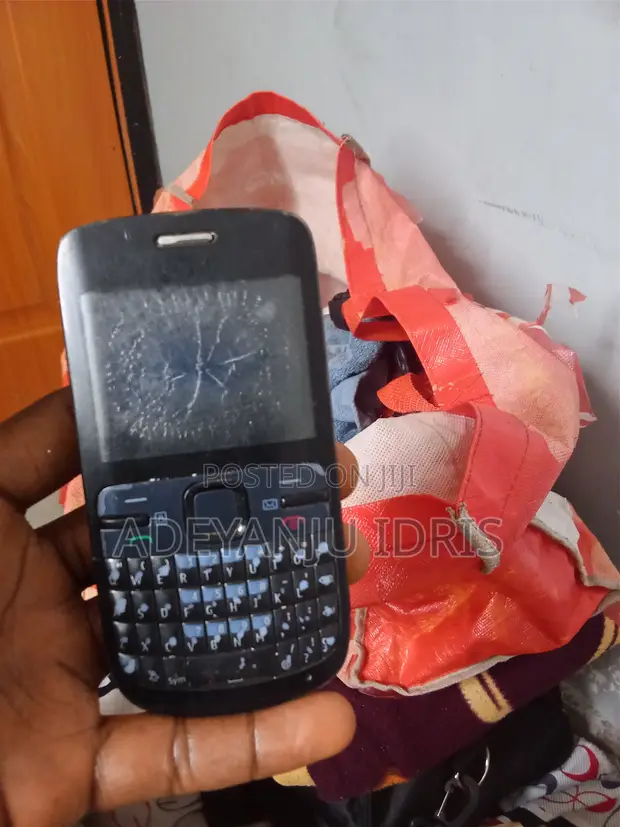 Nokia C300 32GB Grey (Na Amfani) - 1