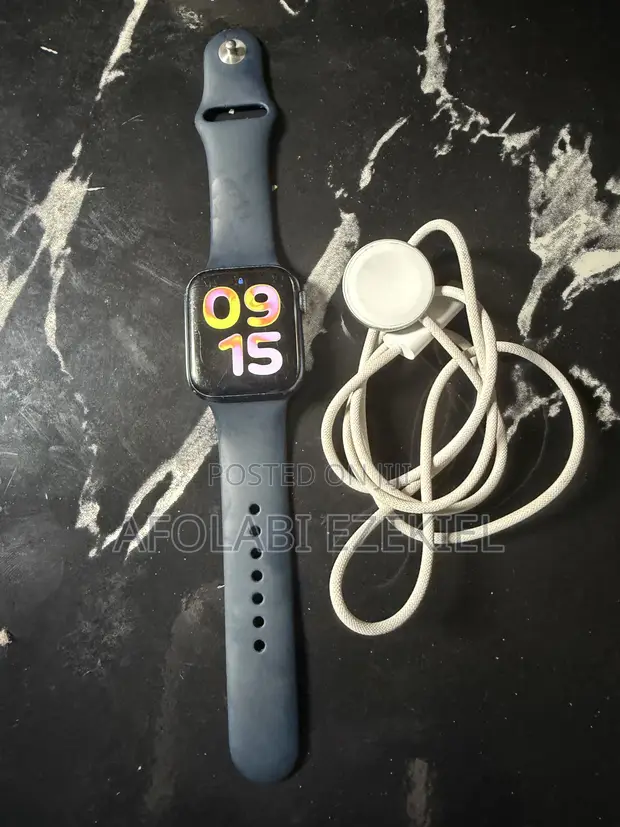 Apple Watch Series 6 - Black Rubber Band - 1