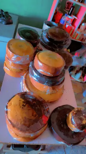 Babban Kek na Aure Mai Rufi Biyu da Fruit Cake & Cut Outs