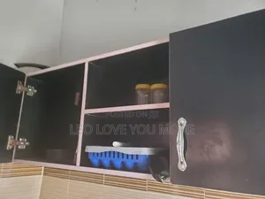 Kabad Na Gidan Abinci Mai Kofofi 2 Mai Rataya A Bango