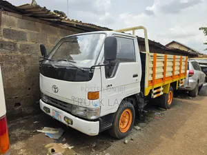 Toyota Dyna 200 (2000) - Petrol, Manual