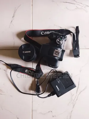 Canon EOS 2000D DSLR Kamara da 18-55mm Lens